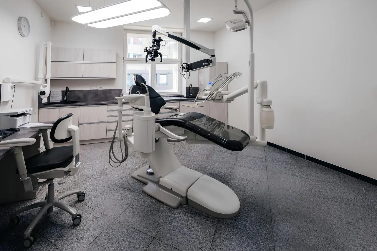 Moderní ošetřovna zubní ordinace DK KRÁL v Hradci Králové